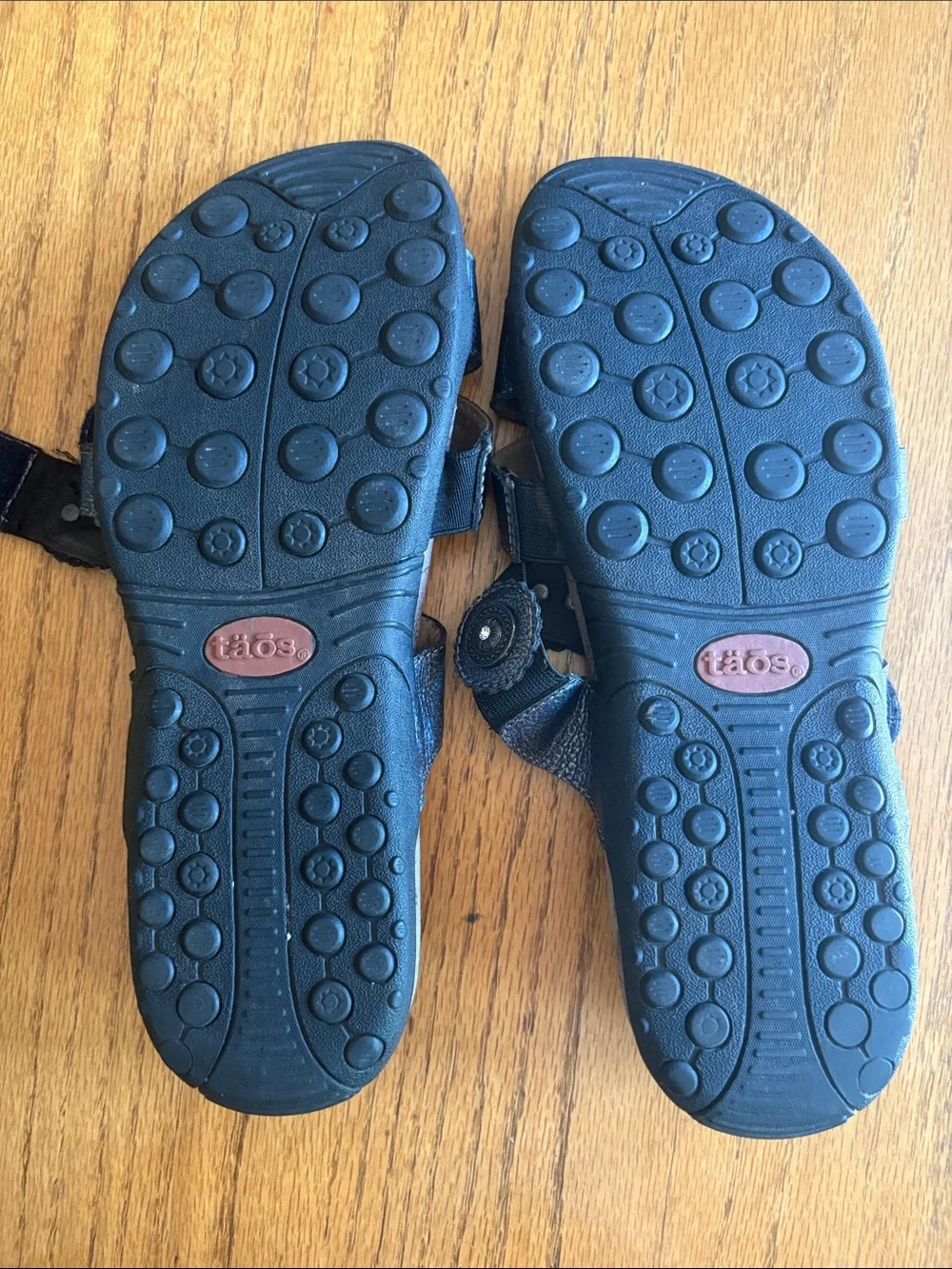 Taos Footwear Crisscross Slide Sandals with Medallion Accents size 10 - Picture 6 of 9